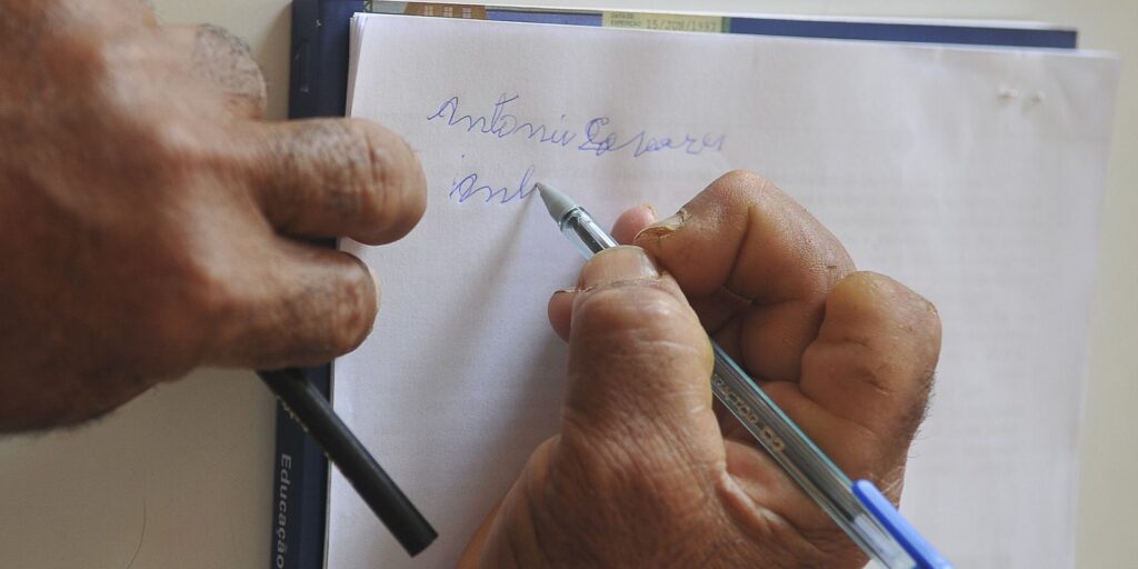 Analfabetismo de pessoas com deficiência é quatro vezes maior no país