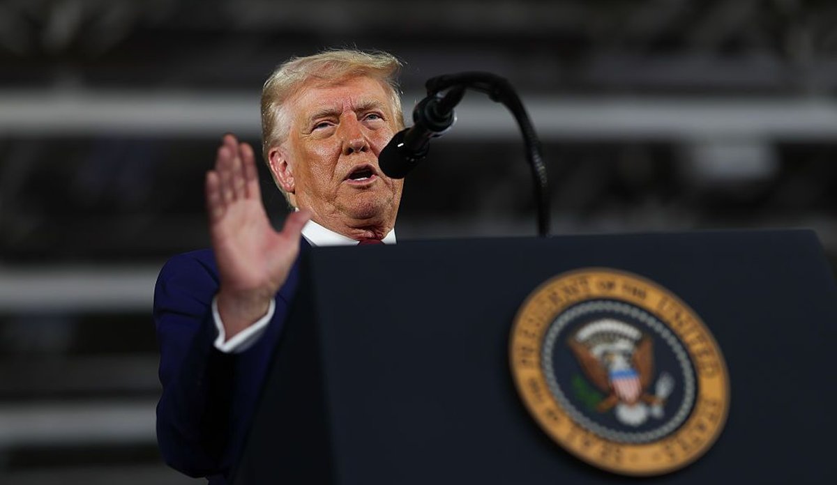 'CEOs de tecnologia estão beijando minha bunda', provoca Trump