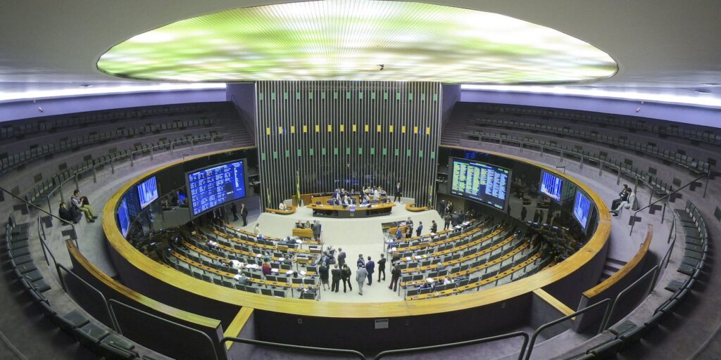 Especialistas vêem manobra jurídica em decisão da Câmara sobre golpe