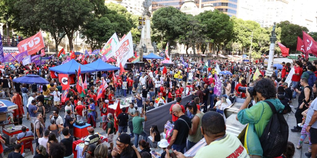 Fim da escala 6x1 une movimentos no ato de 1º de Maio no Rio