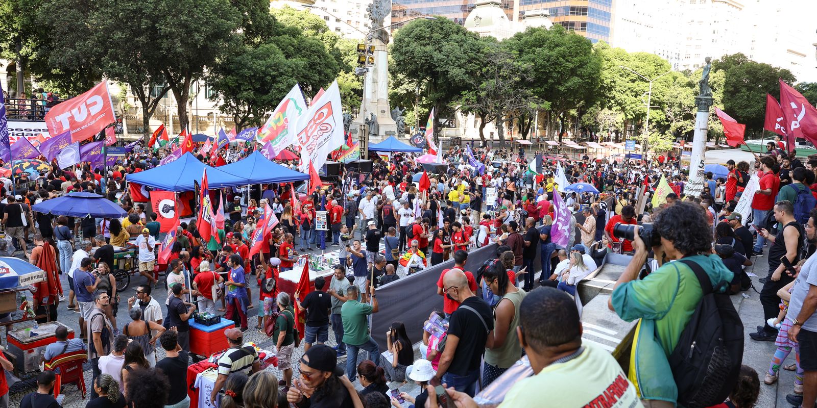 Fim da escala 6x1 une movimentos no ato de 1º de Maio no Rio